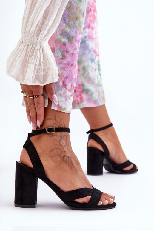 zamšādas Klasiska modeļa sandales ar papēdi melnas krāsas Tetradi