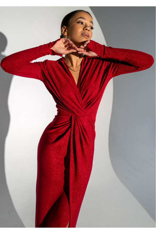 Mayell - spīdīgi sarkana kleita ar V veida kakla izgriezumu Mayell - spīdīgi sarkana kleita ar V veida kakla izgriezumu