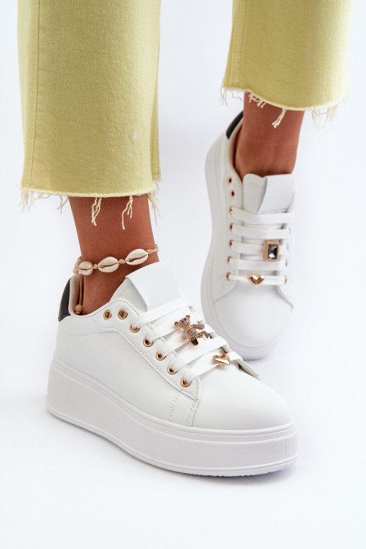 Sneakers modeļa apavi   ar platformu Z Przypinkami  baltas krāsas Cavisa