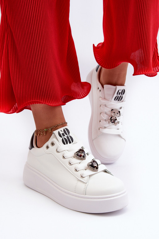   Sneakers modeļa apavi ar platformu Z Przypinkami ar sirsniņāmmi baltas krāsas Azamia