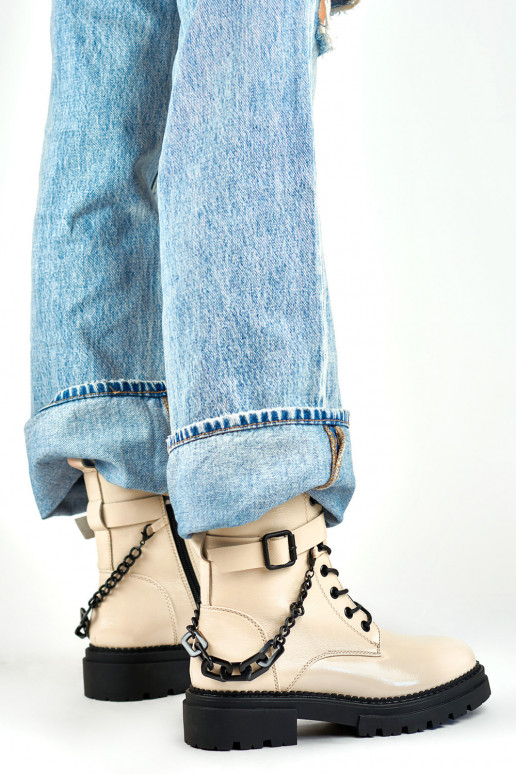 Bēšas krāsas lakoti sieviešu papēži...