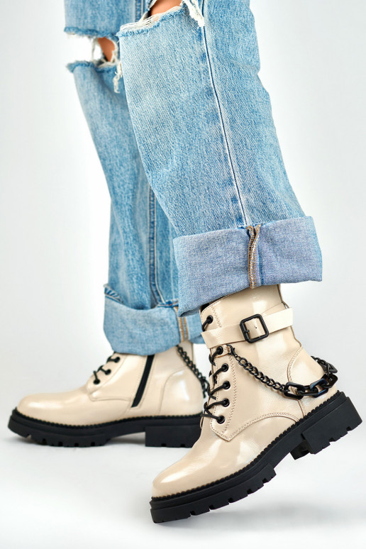 Bēšas krāsas lakoti sieviešu papēži...