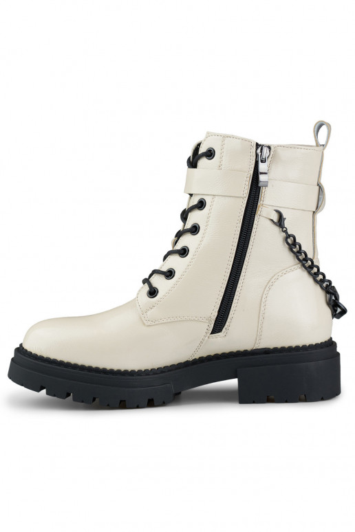 Bēšas krāsas lakoti sieviešu papēži...