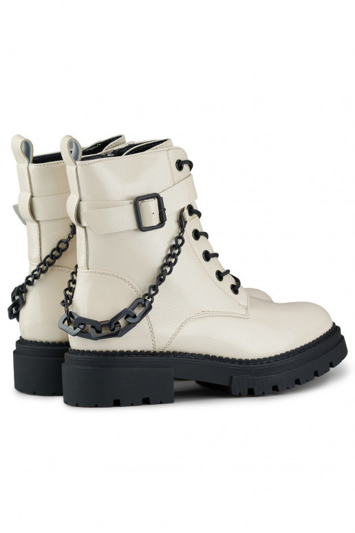 Bēšas krāsas lakoti sieviešu papēži...