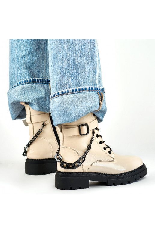 Bēšas krāsas lakoti sieviešu papēži...