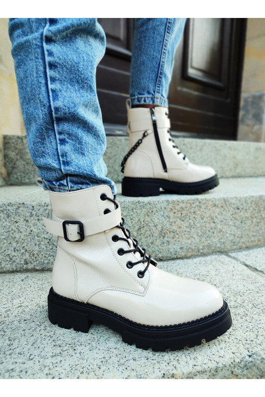 Bēšas krāsas lakoti sieviešu papēži...