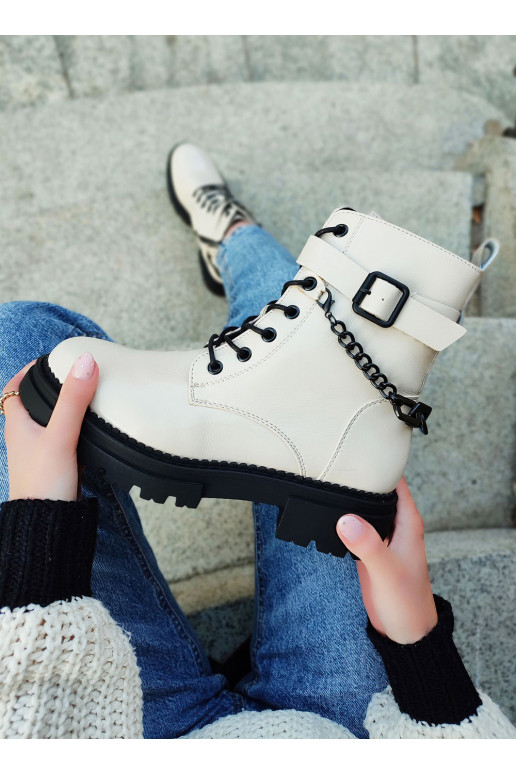 Bēšas krāsas lakoti sieviešu papēži...