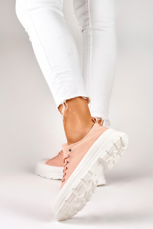 Rozā čības uz zemas platformas