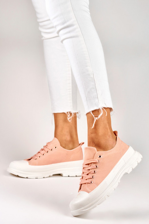 Rozā čības uz zemas platformas