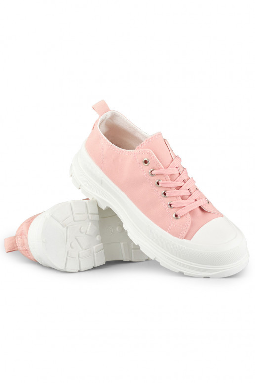 Rozā čības uz zemas platformas