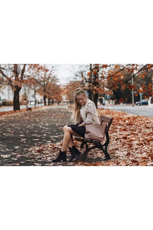 Melnas kurpes ar klasisku modeli uz...