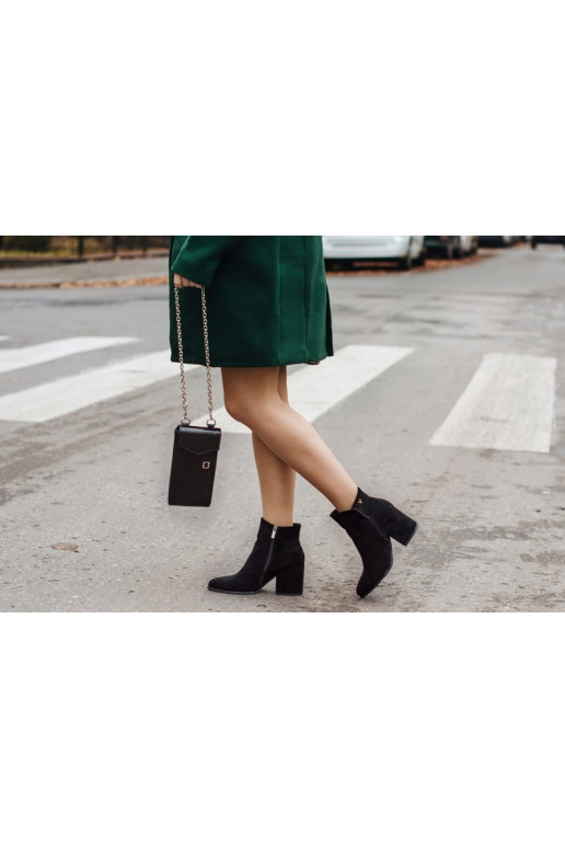 Melnas kurpes ar klasisku modeli uz...