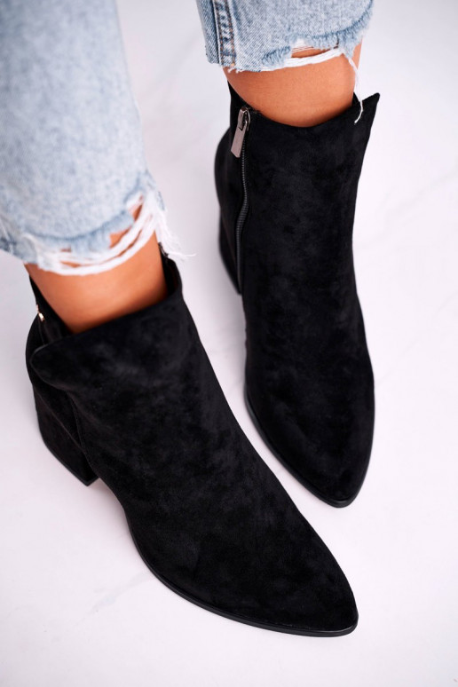 Melnas kurpes ar klasisku modeli uz...