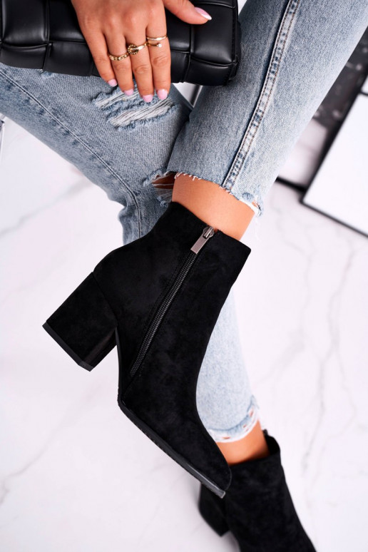 Melnas kurpes ar klasisku modeli uz...