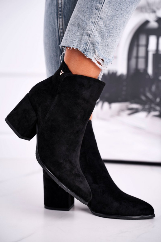 Melnas kurpes ar klasisku modeli uz...