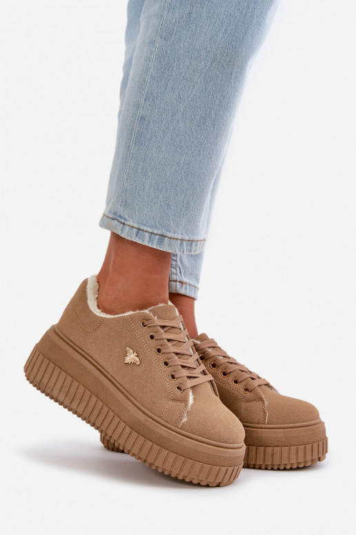 Sneakers modeļa apavi Sievišķīgs siltināti ar modernām masīvām zolēm Ze Zelta krāsasm Detalem brūnas krāsas Lotira