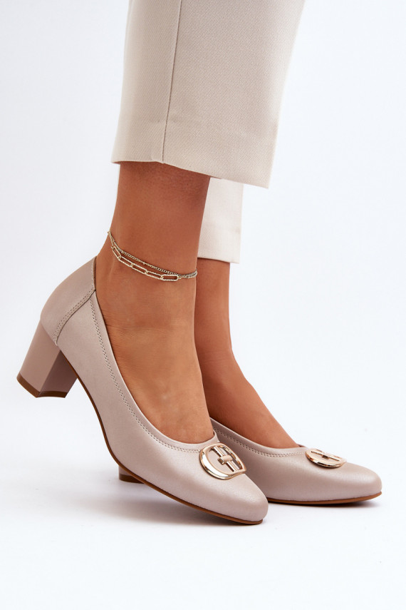 Kurpes ar zemiem papēžiem ar ornamentiem smilšu krāsas Aeliris