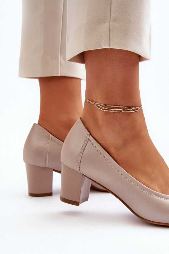 Kurpes ar zemiem papēžiem ar ornamentiem smilšu krāsas Aeliris