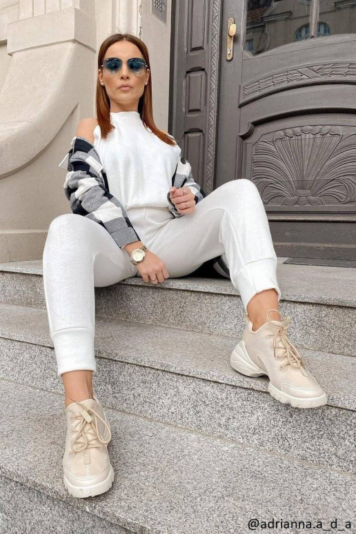 Moekad vabaajajalatsid beeži värvi...