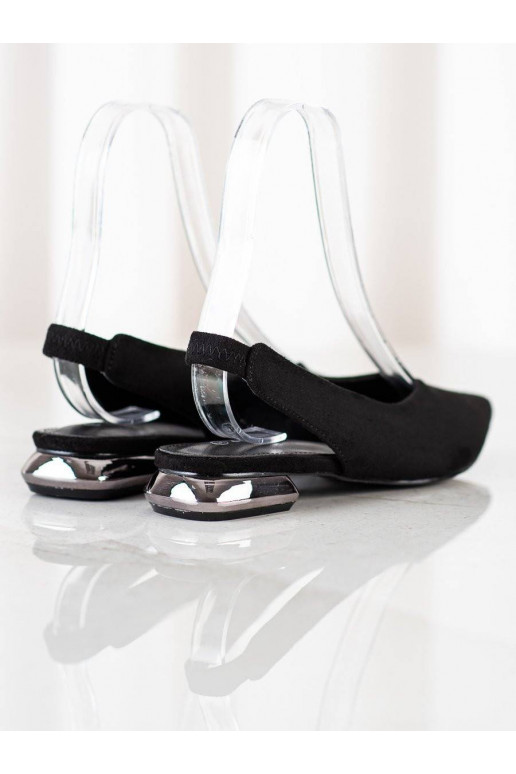 Įsispiriamo modelio juodos spalvos...