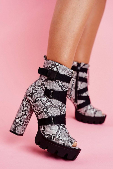 Zābaki ar augstiem papēžiem...