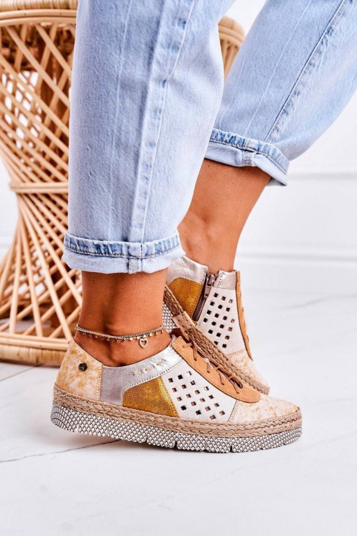 Eko ādas apavi ir dzelteni