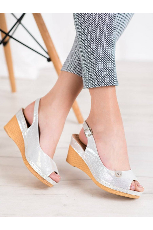 Mirdzošas ar platformus basenes