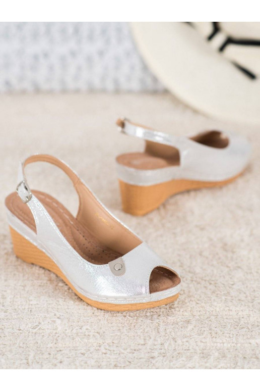 Mirdzošas ar platformus basenes