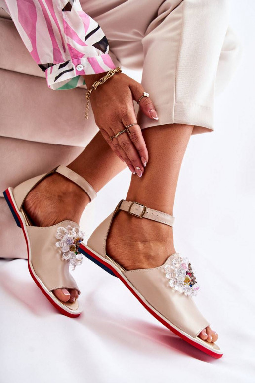 Sandales ar ornamentiem smilšu krāsas...
