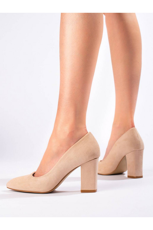 smilšu krāsas puszābaki uz papēža...