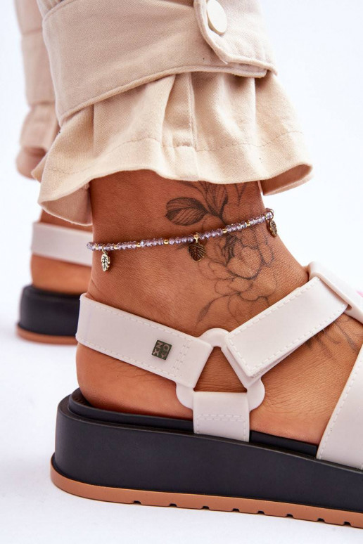 sandales ar lipīgām aizdarēm...