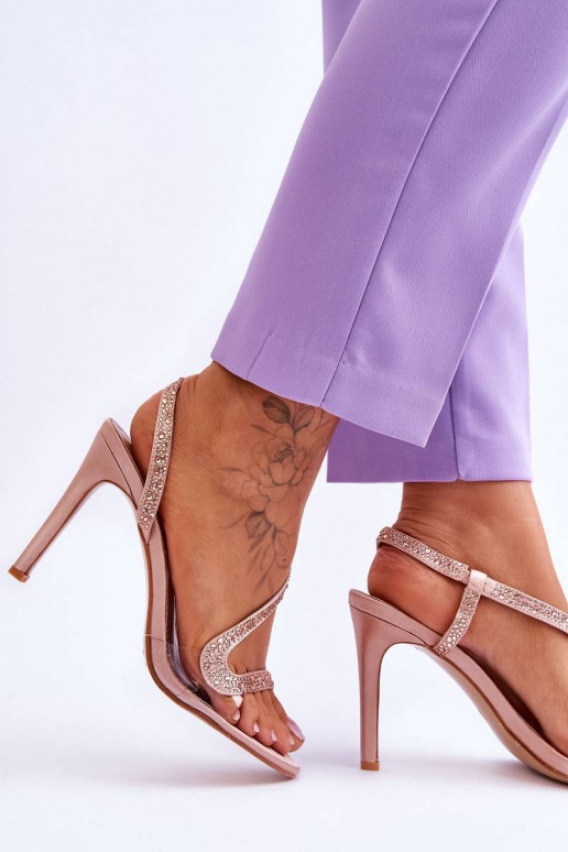 Eleganta stila sandales ar papēdi...