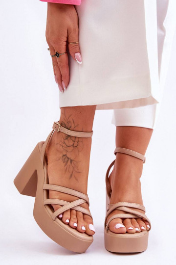 stilīgas sandales ar papēdi...