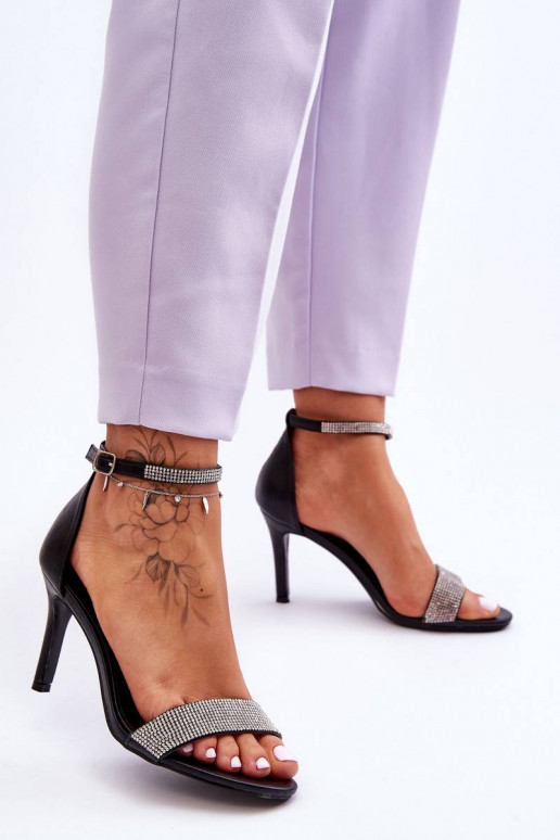 Kurpes ar plānu papēdi melnas krāsas...