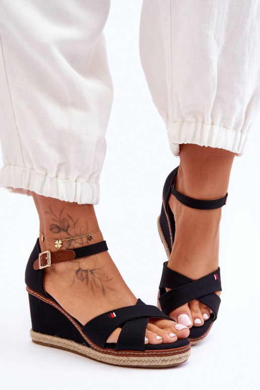 Ar platformus basenes melnas krāsas...