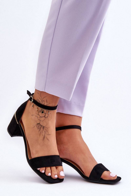 Kurpes ar stabilu zemu papēdi melnas...