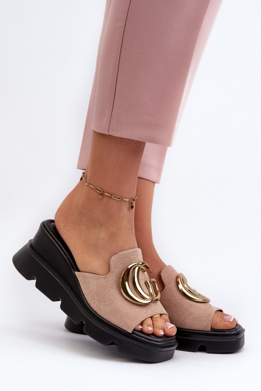 Sieviešu čības, kas izgatavotas no...