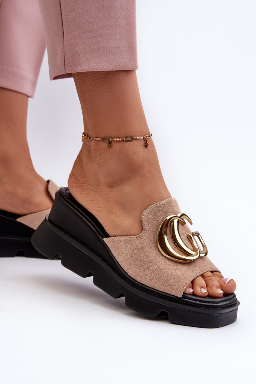 Sieviešu čības, kas izgatavotas no...