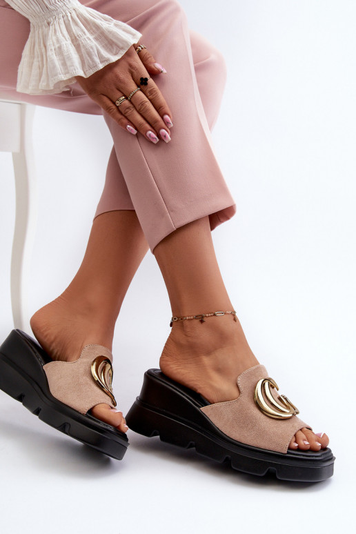 Sieviešu čības, kas izgatavotas no...