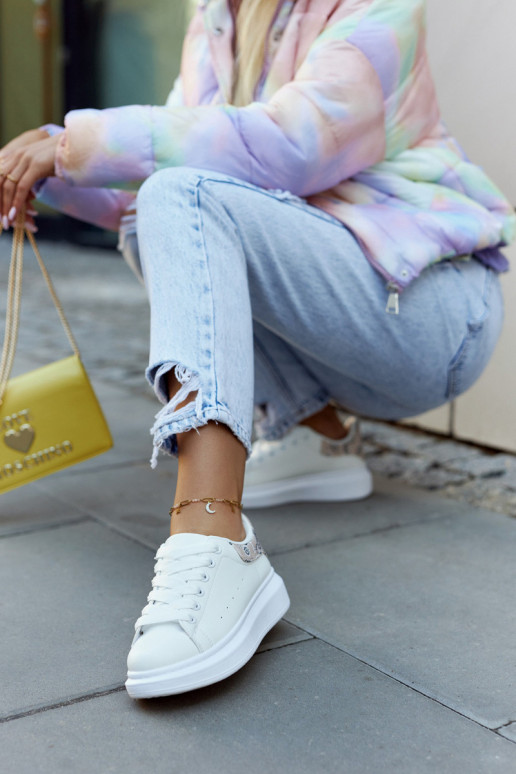 Klasiska modeļa sportiska stila apavi...