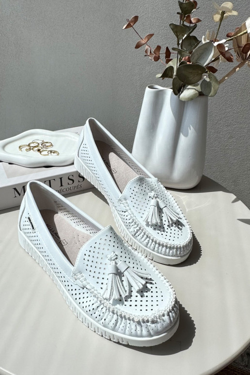 Ar ažūra elementiem sieviešu mokasīni...