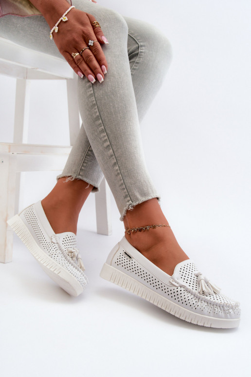 Ar ažūra elementiem sieviešu mokasīni...