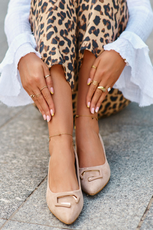 Kurpes ar zemu papēdi ar ornamenti no...