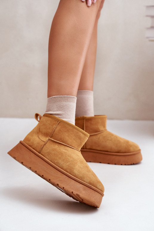 Zemi sniega zābaki ar platformu...