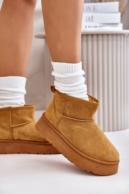 Zemi sniega zābaki ar platformu...