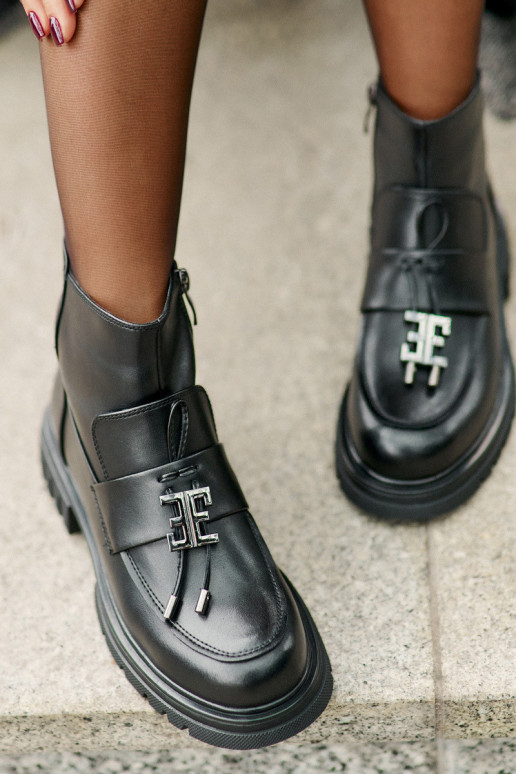 Ādas zābaki ar ornamentiem siltināti...