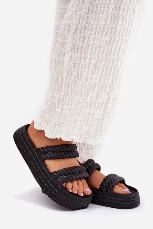 Vieglas sieviešu mēteļi uz platformas...