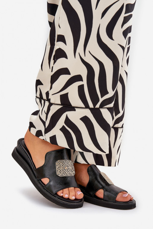 Melni sieviešu čības ar ornamentiem...