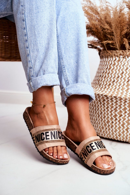 Čības ar spīdīgām acīm, smilšu krāsā...