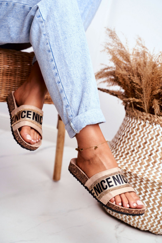 Čības ar spīdīgām acīm, smilšu krāsā...